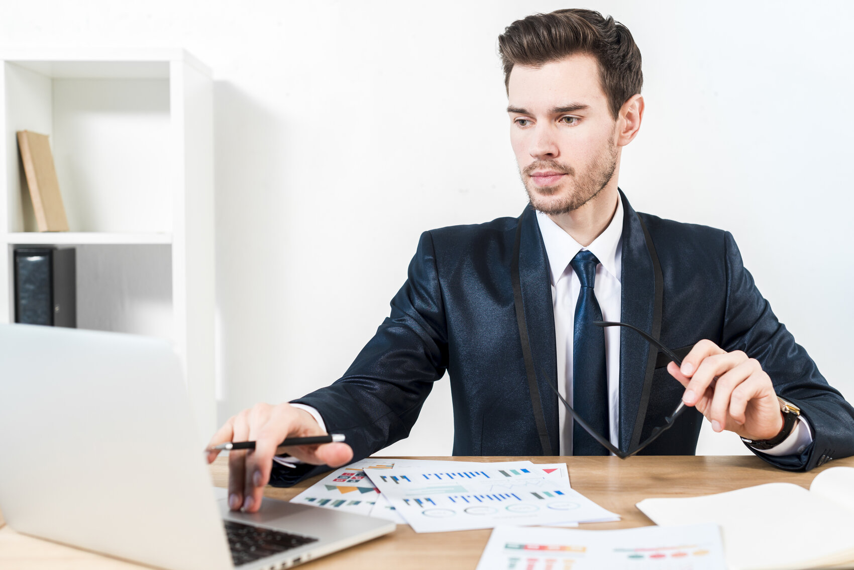 Senior Account Executive Job Description: Duties, Requirements & Template [+ Free Download]